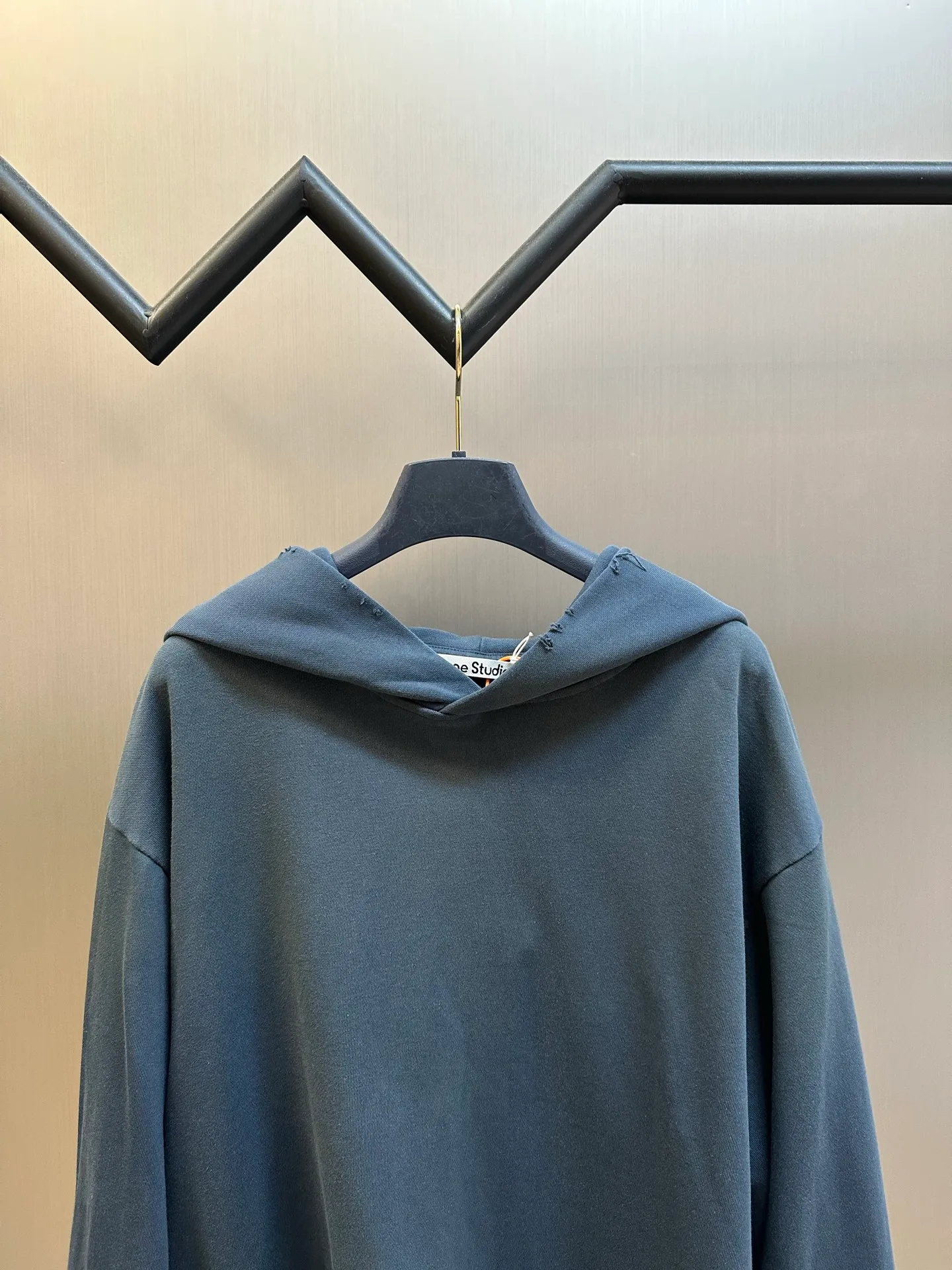Ac spray-painted distressed logo hooded sweatshirt (blue) is made of custom air-oxygen soft cotton blend fabric, with a loose and relaxed silhouette. The raw edge hem outlines the casual lines of Retro. The Ac Studios STOCKHOLM logo on the back is quietly embellished, and the Classic logo is low-key engraved with the brand's genes. It exquisitely combines street luxury texture with Scandinavian minimalist aesthetics. Adopting the glue printing process, the chest printing is modified by the film screen three times. The glue liquid paint is used to print the pattern on the fabric and the fabric is baked to fix the printing pattern. The gradient distressed spray process sprays dyes of different colors on the surface of the fabric to achieve rich color changes under different lights and increase the visual layering. Many parts of the body of the garment are worn and worn at regular intervals, with manual brush marks added to add texture and depth to the surface of the garment to imitate the texture of natural wear and tear size: s m l xl